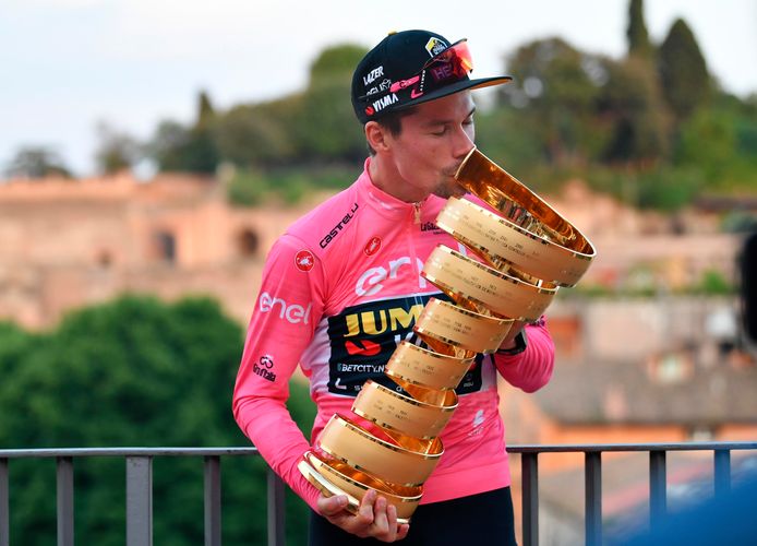 Primoz Roglic met de 'Trofeo Senza Fine' na zijn eindzege in de Ronde van Italië. 'Senza fine', eindeloos, lijkt ook stilaan de uitbouw van het palmares van de 33-jarige Sloveen.