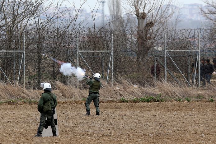 De Griekse oproerpolitie vuurt traangas af op migranten die via Turkije Griekenland proberen binnen te komen aan de grens in Kastanies.