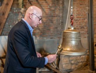 Gewezen burgemeester Piet Buyse hijst vredesklok met zijn naam in klokkentoren van Sint-Gillis-Binnen