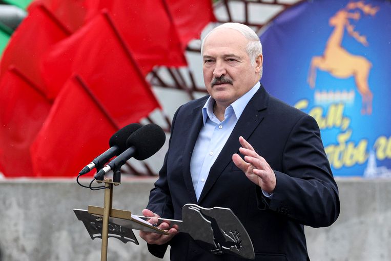 De Wit-Russische dictator Aleksandr Loekasjenko geeft een speech. Beeld AP