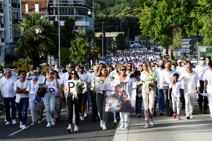 Veronique Monguillot, de vrouw van buschauffeur Philippe Monguillot, leidt de witte mars ter ere van haar man samen met haar dochters.