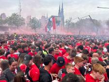 LIVE huldiging PSV | Tienduizenden mensen wachten op huldiging, drie platte karren bij stadion