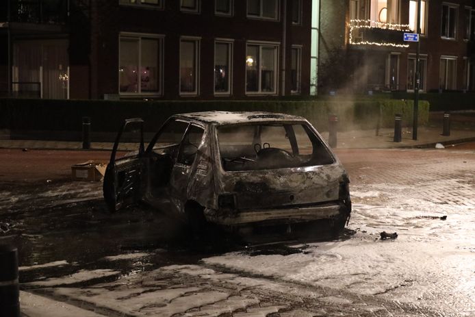 Auto gaat in vlammen op op beruchte kruising in Veen