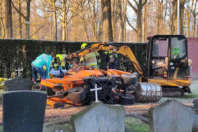 De omgevallen graafmachine op Begraafplaats Jonkerbos in Nijmegen.