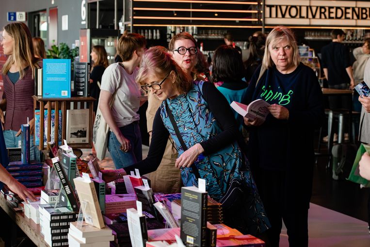 Op zoek naar uitspattingen in de brave wandelliteratuur op het literatuurfestival in Utrecht - Trouw