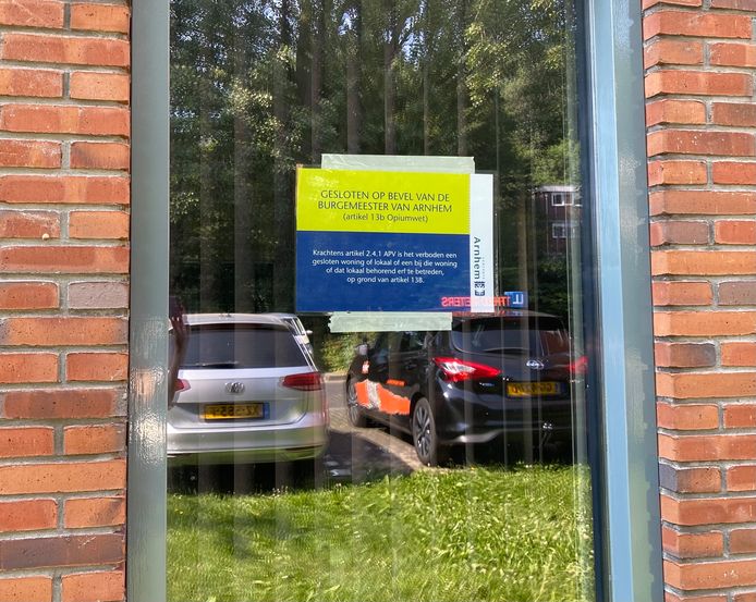 Woensdagmiddag werd een drugspand in het Arnhemse Presikhaaf door de gemeente gesloten. Een van de aanwezige handhavers plakte deze melding op het raam van de woning.