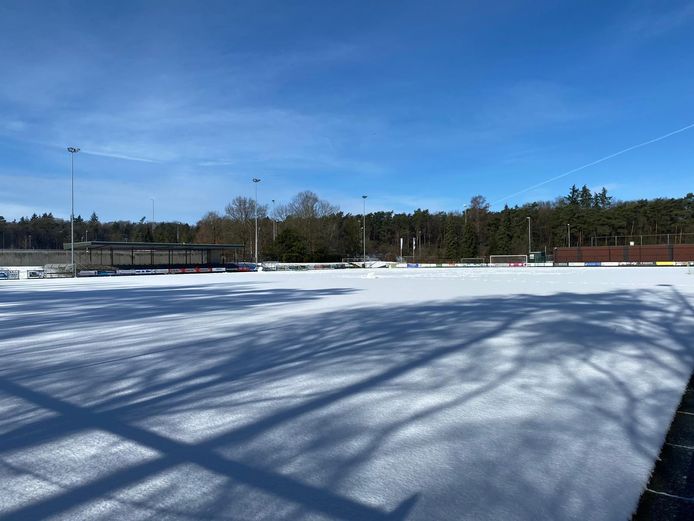 Het veld van vv Dieren was zaterdagochtend nog geheel bedekt door een laag sneeuw. De wedstrijd tegen VRC werd afgelast.