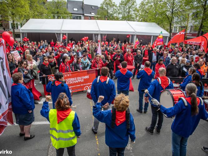 Socialisten vieren Dag van de Arbeid op de Houtmarkt met speeches, een optocht en optredens