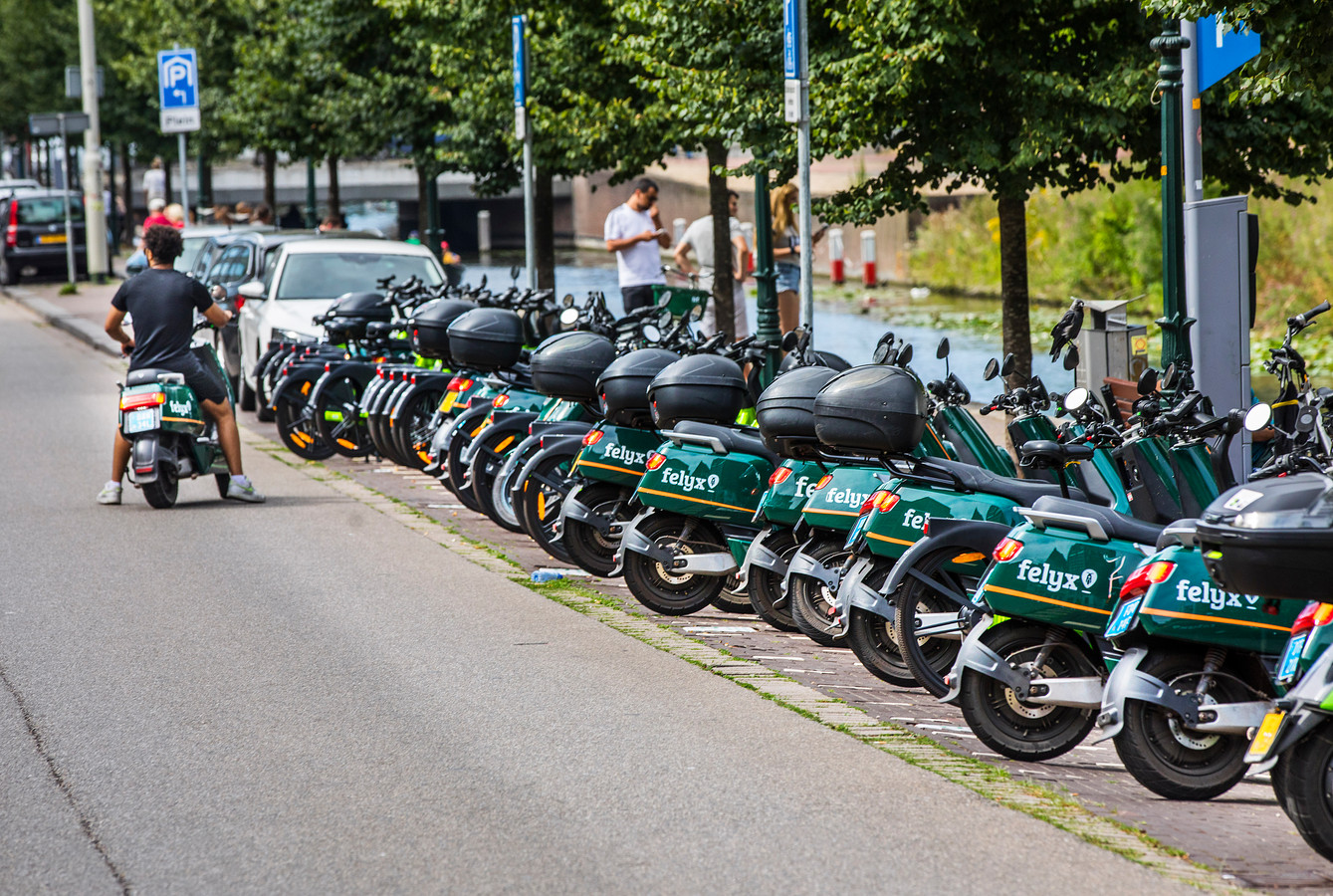 Deelscooters, huurscooters en elektrische scooters van het bedrijf Felyx op de Prinsessegracht in Den Haag.