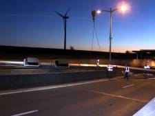 Wonder dat niemand gewond raakte bij ongeluk Sluiskiltunnel:  Hele matrixportaal viel midden in spits op de weg