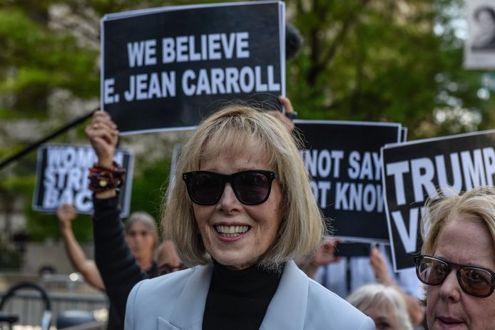 E. Jean Carroll eerder bij de rechtbank in New York voor de zaak. Ze kreeg bij elke zitting veel steun van demonstranten buiten.