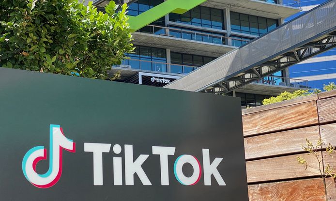 De Nederlandse Consumentenbond wil dat de populaire app TikTok stopt met het illegaal verzamelen van persoonsgegevens van kinderen.