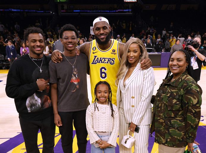 Savannah Brinson en LeBron James met hun gezin.