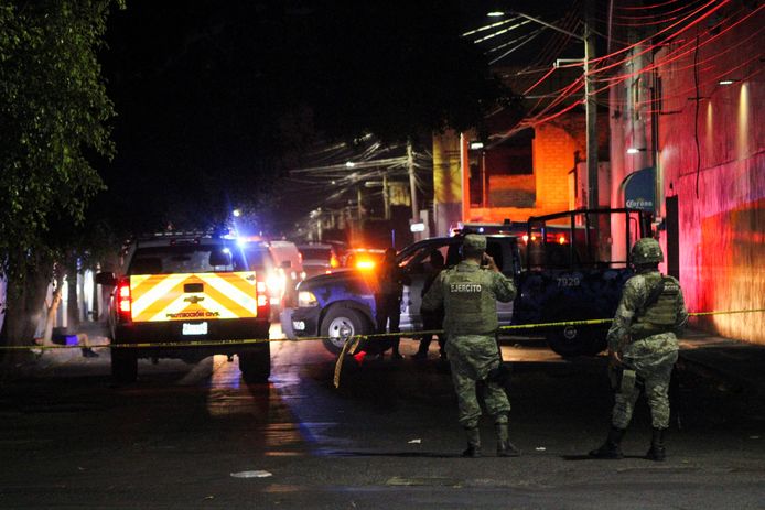 Soldaten aan het hotel en de bars waar een criminele bende het vuur opende.