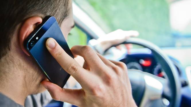 Parket kondigt strengere aanpak aan: “Met gsm achter het stuur? Voor acht dagen rijbewijs kwijt”