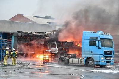 Drie vrachtwagens in lichterlaaie bij pluimveebedrijf: “Het was de ene ontploffing na de andere”