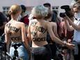 Tientallen vrouwen in Berlijn voeren topless actie voor recht op blote borsten