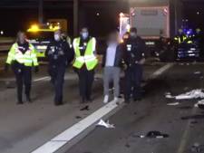 Duitse politie is ramptoeristen spuugzat, filmer uit auto gehaald en naar crash gebracht