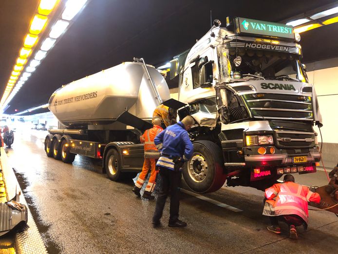 Een ongeval in de Kennedytunnel. Dankzij de slagbomen kan de tunnel straks snel afgesloten worden én kunnen hulpdiensten makkelijker hun werk doen.