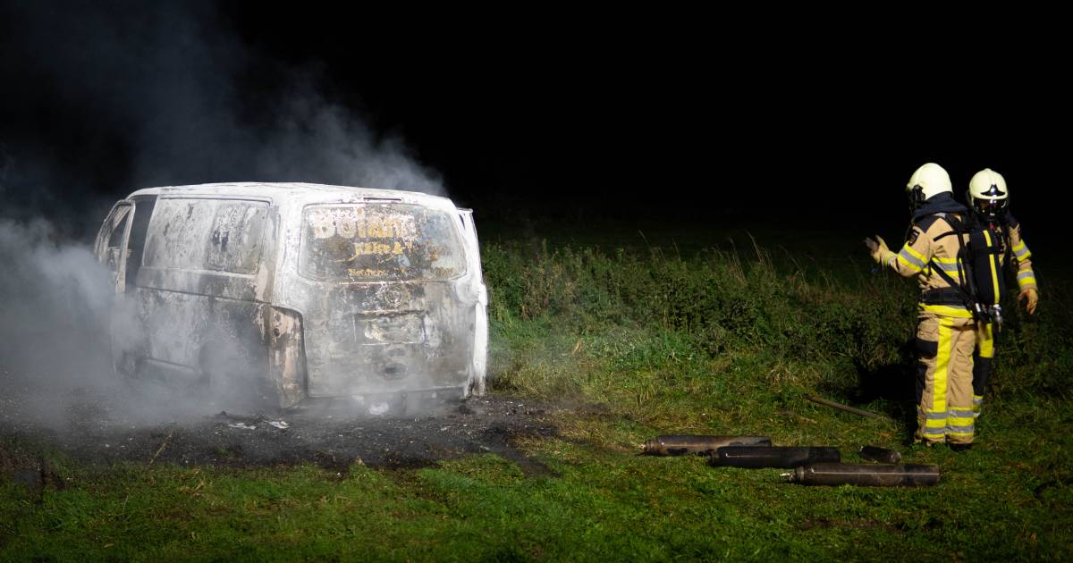 Gestolen bestelbus met gasflessen uit Duitsland brandt uit bij Herxen