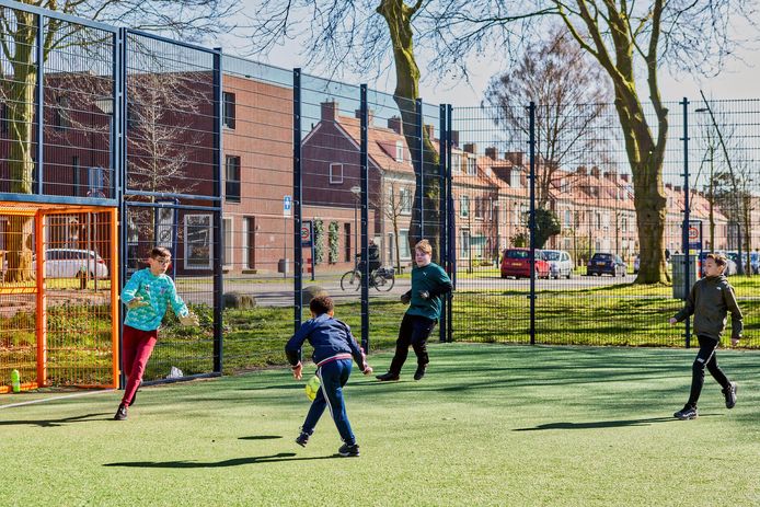Even tegen een balletje trappen op het Cruyff Court aan het Slotjesveld in Oosterhout. De jongeren voetballen op gepaste afstand van elkaar.