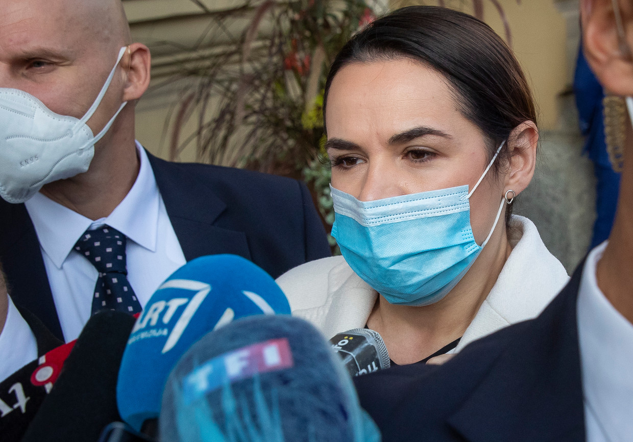 Eerder vertrok ook al onder meer presidentskandidate Svetlana Tichanovskaja, volgens de oppositie de werkelijke winnaar van de verkiezingen, onder zware druk naar het buitenland. Beeld AP