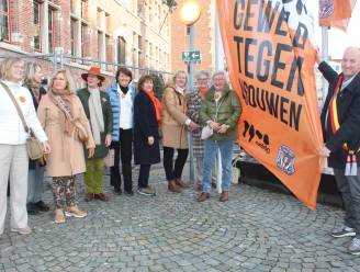 VIDEO. Daarom wapperen er oranje vlaggen aan stadhuis Eeklo: “Stop geweld tegen vrouwen”