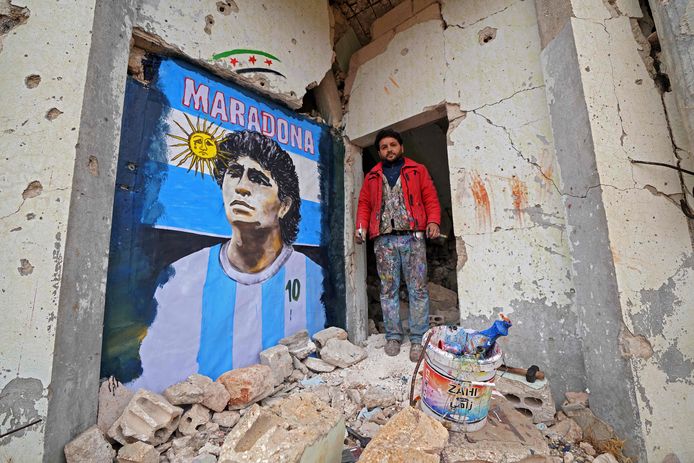 Syrië: Kunstenaar Aziz Asmar maakte deze muurschildering in de zwaargetroffen noordwestelijke provincie Idlib, op een vernietigd huis in de stad Binnish.