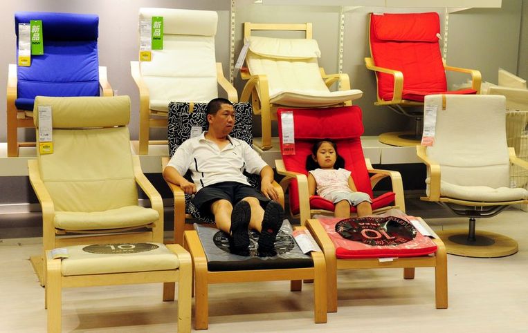 Klanten testen stoelen in een Ikea in Beijing. Beeld afp