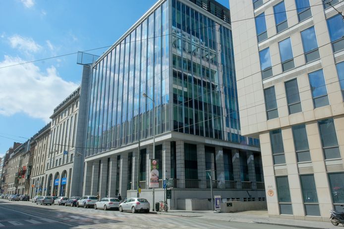 In het cellencomplex in het gebouw van de federale politie raakte dinsdagavond een politieagente (21) zwaargewond