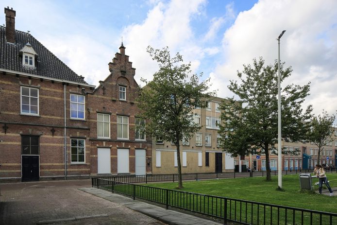 De gemeente Den Haag bood onder meer de voormalige schoolmeesterwoning aan de Suze Robertsonstraat aan als kluswoning speciaal voor studenten.