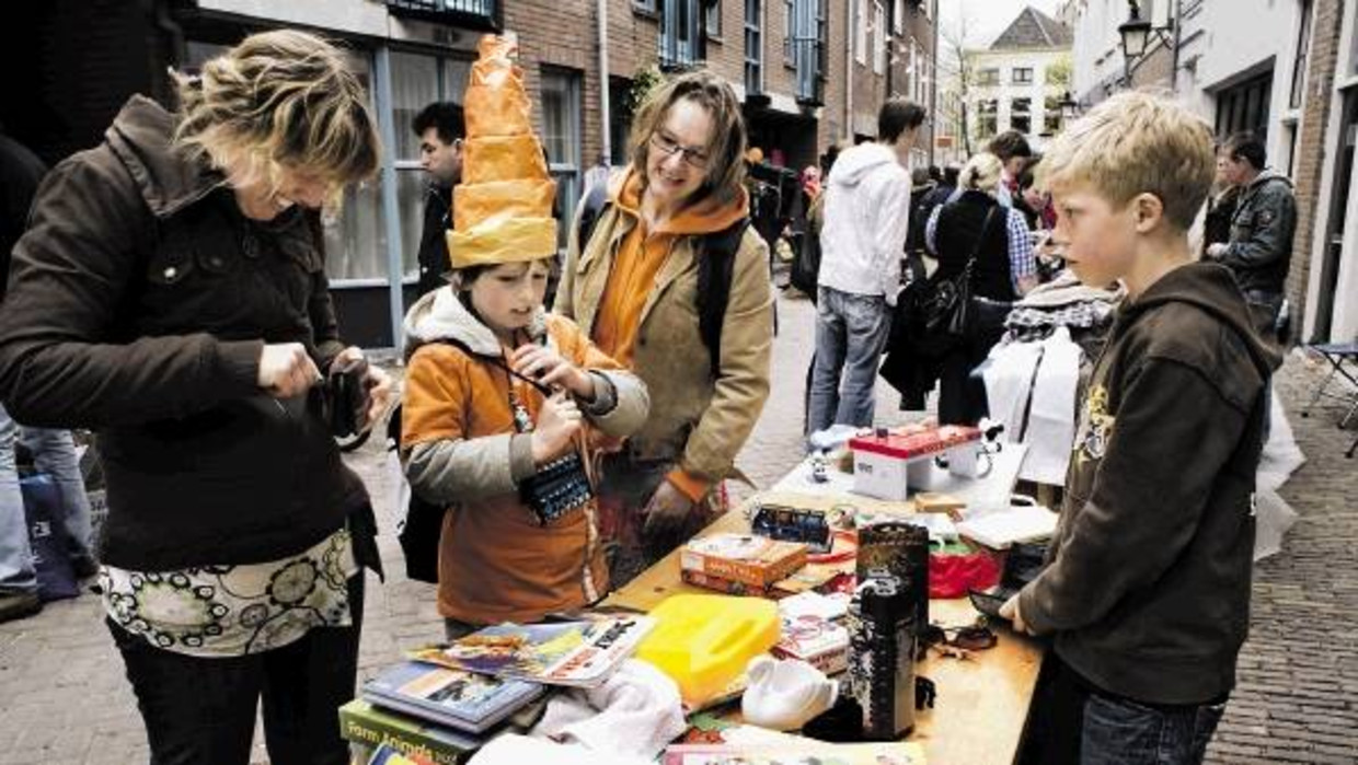 Handel in speelgoed op de vrijmarkt in Utrecht, Koninginnedag 2008. (FOTO ROB HUIBERS) Beeld 