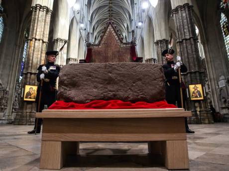 Deze steen geeft ’n vleugje magie aan de troon van koning Charles