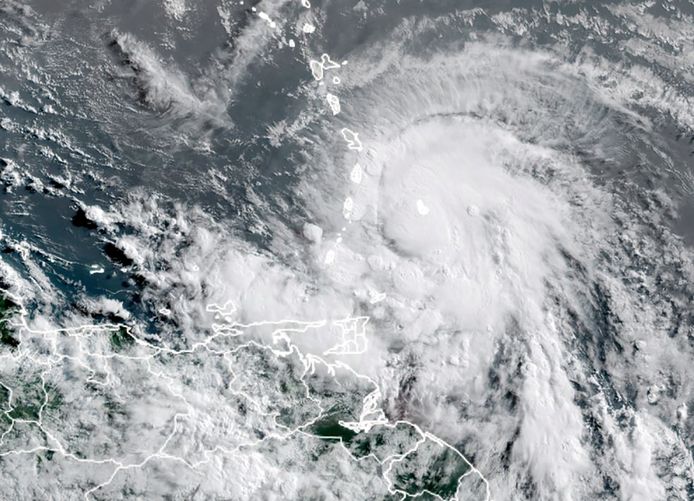 Een satellietbeeld  van 4 juli 21 11:40 UTC toont hoe orkaan Elsa naar de zuidwestelijke kust van Haiti beweegt, op weg naar Jamaica en oost-Cuba.