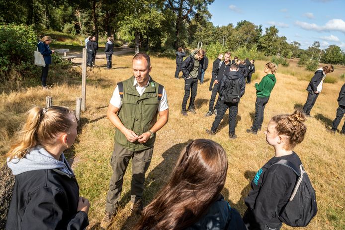 De opleiding Wildlife management van Helicon werkt samen met Staatsbosbeheer. Leerlingen krijgen les in de natuur.