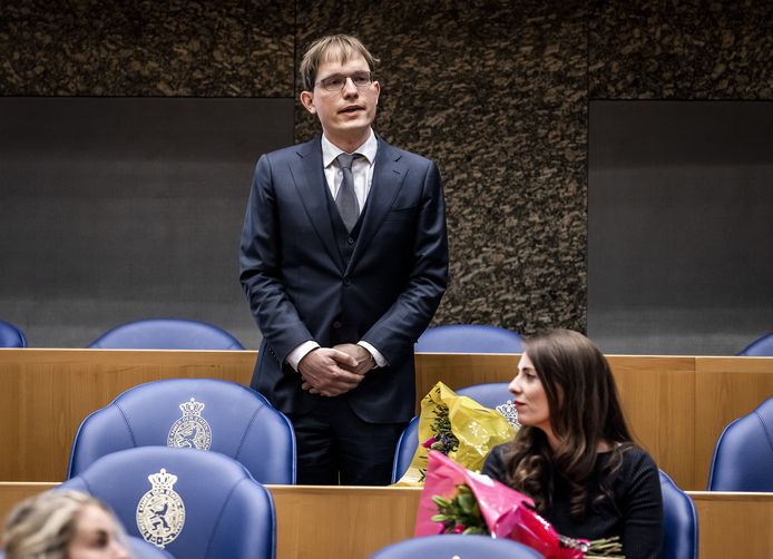 Pepijn van Houwelingen (FvD) tijdens zijn beëdiging als lid van de Tweede Kamer.