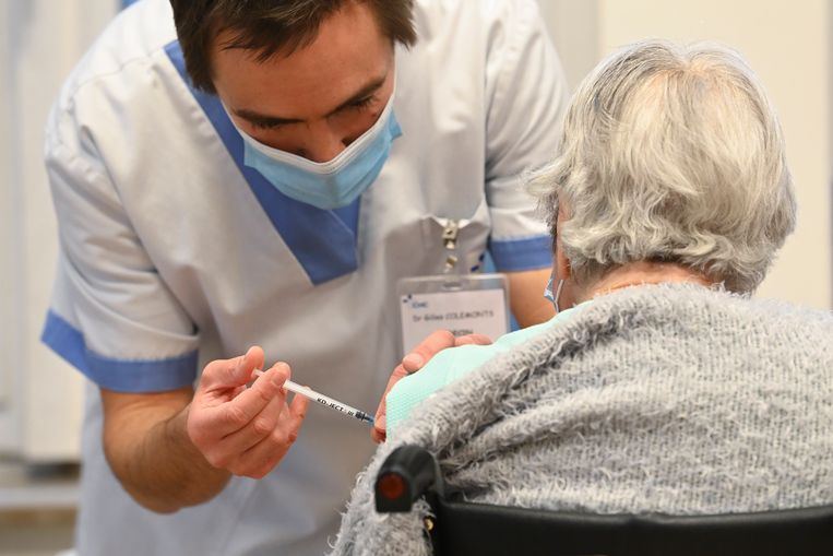 Ondanks een vaccinatiegraad van 95 procent onder de bewoners, stierven er 12 aan de deltavariant. Beeld Photo News