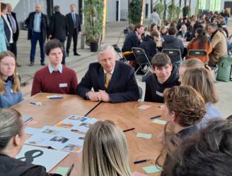 750 jongeren zien ook koning Filip mee aan tafel schuiven voor het Grote Debat in Gent: “Mijn mening veranderen? Misschien”