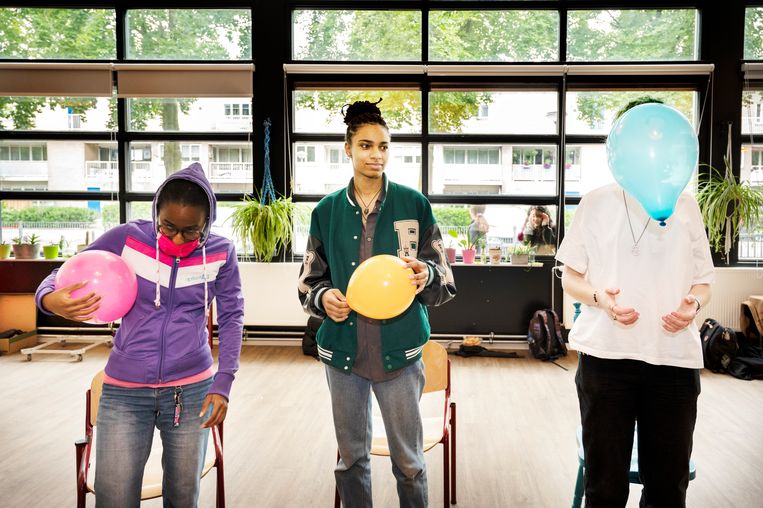 De leerlingen praten over zorgzaamheid aan de hand van een ballon Beeld Sanne De Wilde