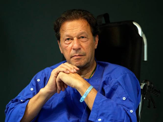 KIJK. Pakistaanse ex-premier Imran Khan gearresteerd, aanhangers komen massaal op straat