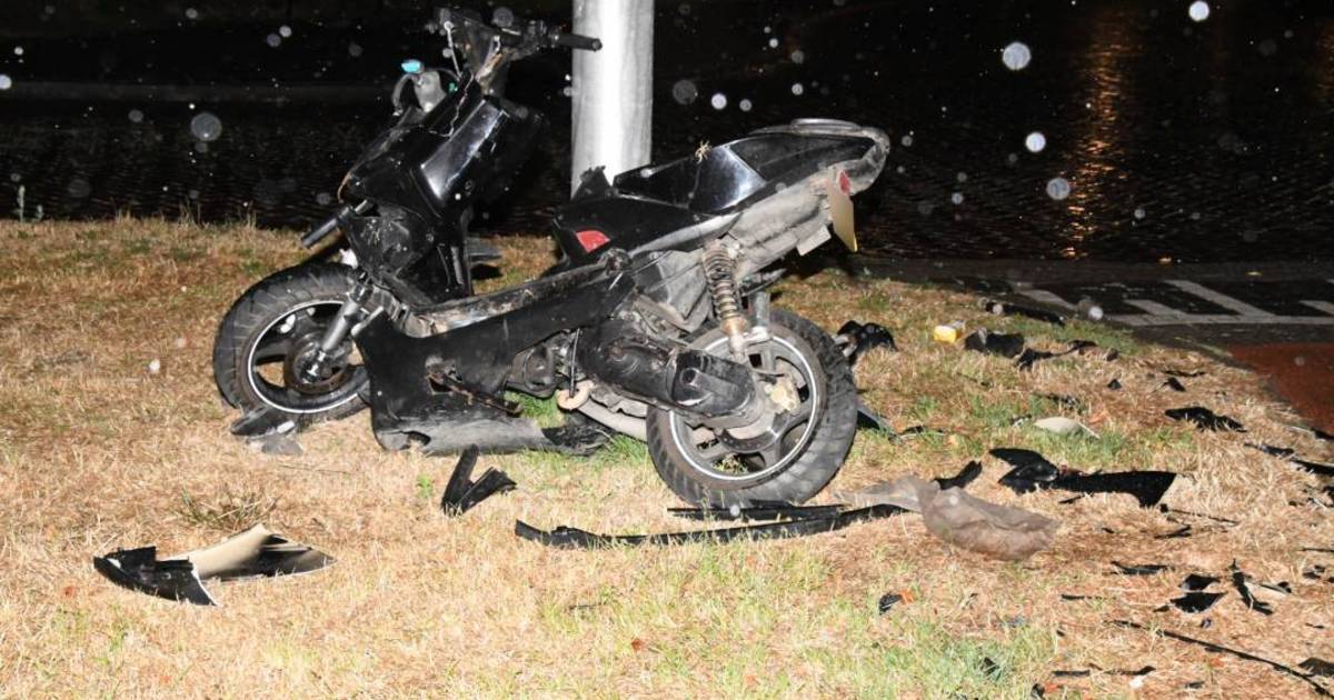 Scooterrijder gewond bij botsing met auto in Sint-Maartensdijk.