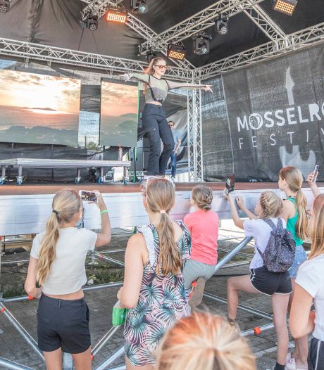Zangeres Stefania stelt jonge fans niet teleur tijdens de eerste editie van het Mosselfestival in Yerseke