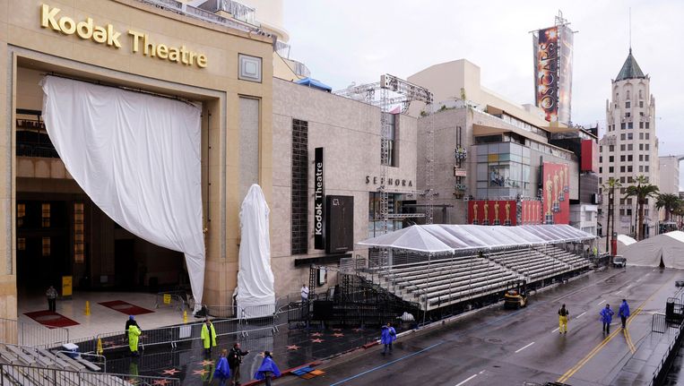 Voorbereidingen voor de Oscaruitreikingen aan de ingang van het Kodak Theatre. Beeld REUTERS