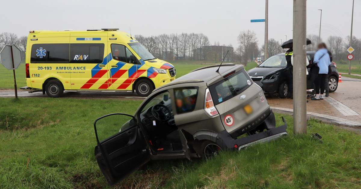 Brommobiel in de sloot bij botsing in Drunen, één gewonde naar ziekenhuis.