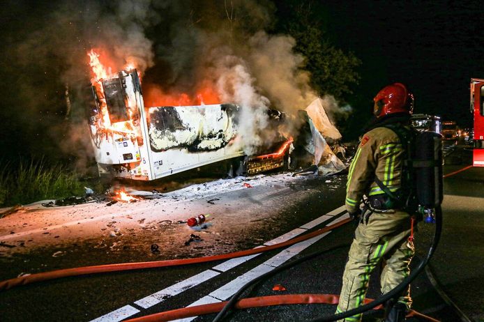 De vrachtwagen stond in brand na het ongeluk op de A67.