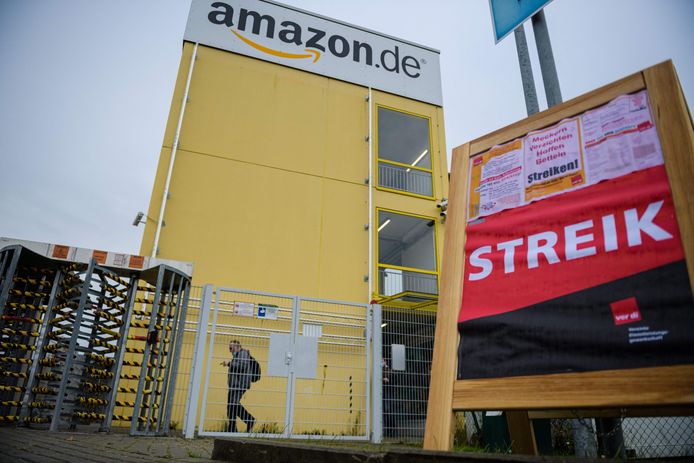 In Duitsland hebben werknemers van Amazon het werk neergelegd, en dit bij verschillende vestigingen (Photo by JENS SCHLUETER / AFP)