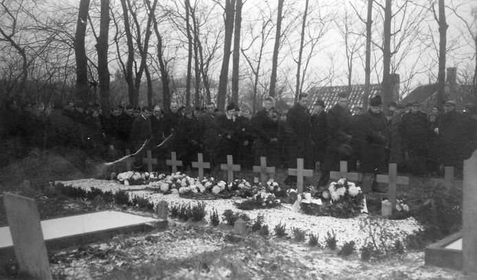 Renesse, 1945: Voorlopige begraafplaats van de door de Duitsers geëxecuteerde verzetsstrijders de '10 van Renesse'. Fotograaf onbekend / Gemeentearchief Schouwen-Duiveland