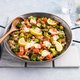 Vegetarische traybake en loaded potato met spekjes en cheddar: vijf fijne gerechten