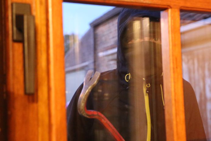 Dieven pleegden braak op een deur en raam maar raakten de woning niet binnen