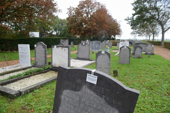 Op 450 grafstenen op de begraafplaats in Zonnemaire heeft de gemeente bordjes gehangen waarop nog mogelijke nabestaanden wordt verzocht contact op te nemen. Bij geen reactie worden de graven opgeruimd.